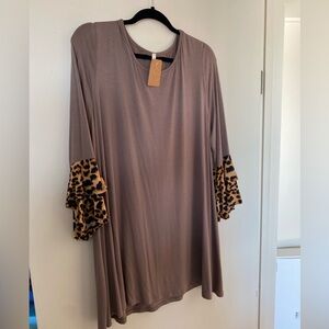 Beeson River Woman's Tunic Top 3X Tiered Sleeve with Cheetah Accent Crew Neck